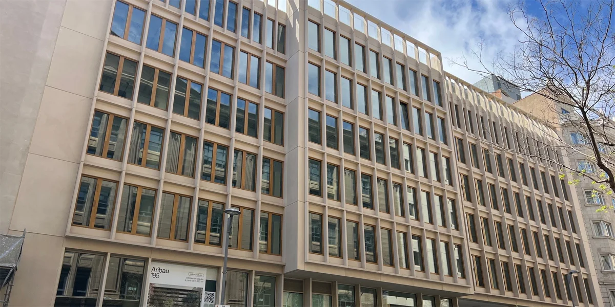 À Barcelone, Zurich Aribau associe vitrages sélectifs et isolation pour rénover 19 000 m² de bureaux