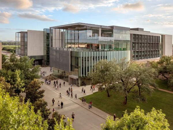 Texas : le vitrage Solarban 70 de Vitro équipe le nouveau bâtiment d'ingénierie de UT Dallas