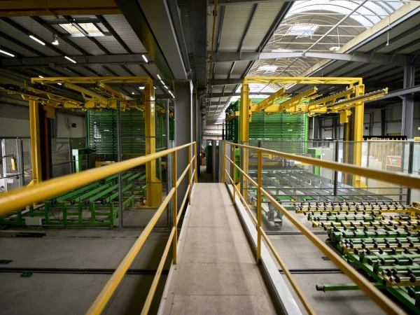 Wood Glass Team développe son usine de vitrages isolants avec l’automatisation HEGLA